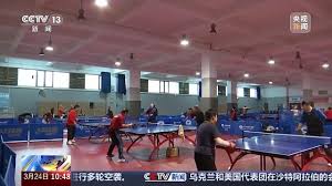 pa视讯娱乐集团 挑战平衡极限：使用落地单杠和免钉单杠进行倒立训练